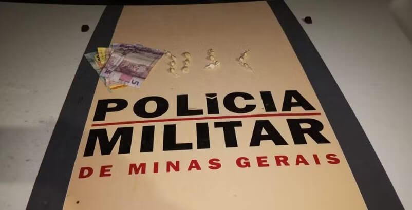 Coloca papelotes de cocaína na boca e acaba preso pela PM