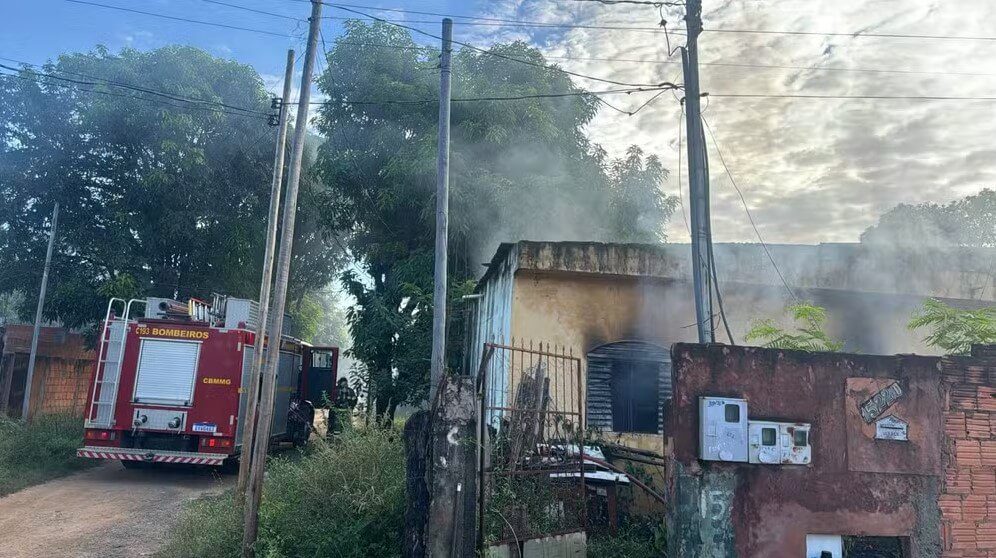 Corpo de Bombeiros combate incêndio no bairro Santo Inácio