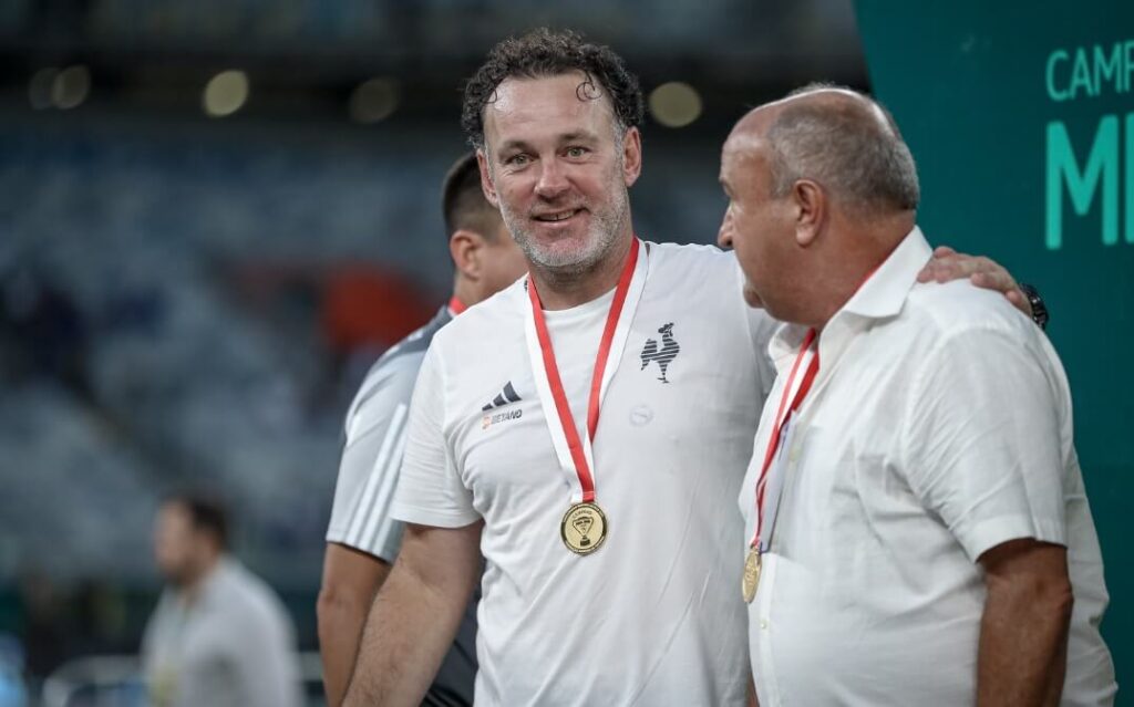 Milito ‘abre o coração’ e faz pedido à torcida do Atlético