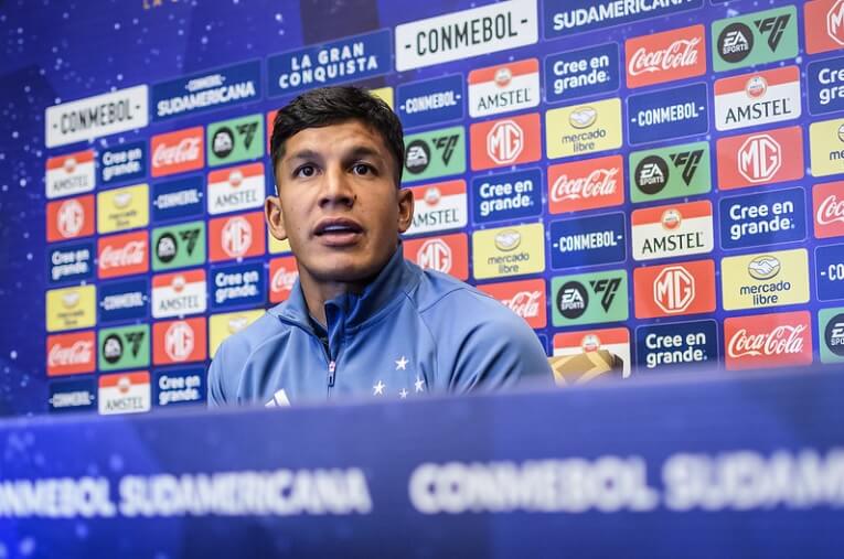 Cruzeiro projeta estreia com pé direito