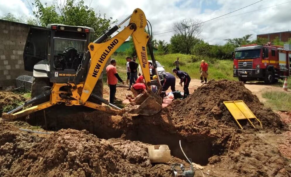 Homem fica soterrado durante manutenção em rede de esgoto
