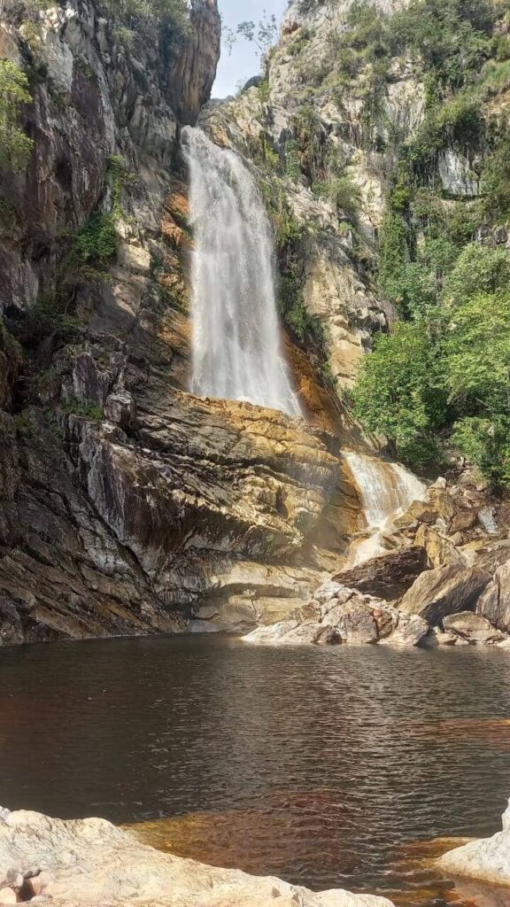 Cachoeiras e montanhas encantam turistas na região