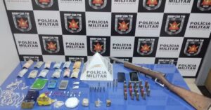 Polícia prende casal com drogas, arma e munições