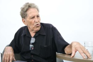 Das ondas do rádio e da TV para o gabinete de prefeito, Zé Vicente, a voz do sertão