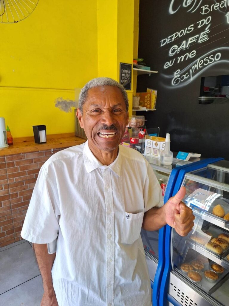 Líder comunitário arrecada cestas básicas e material de construção na cidade