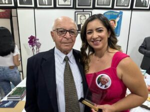 Professora municipal recebe 1º Troféu Wanderlino Arruda