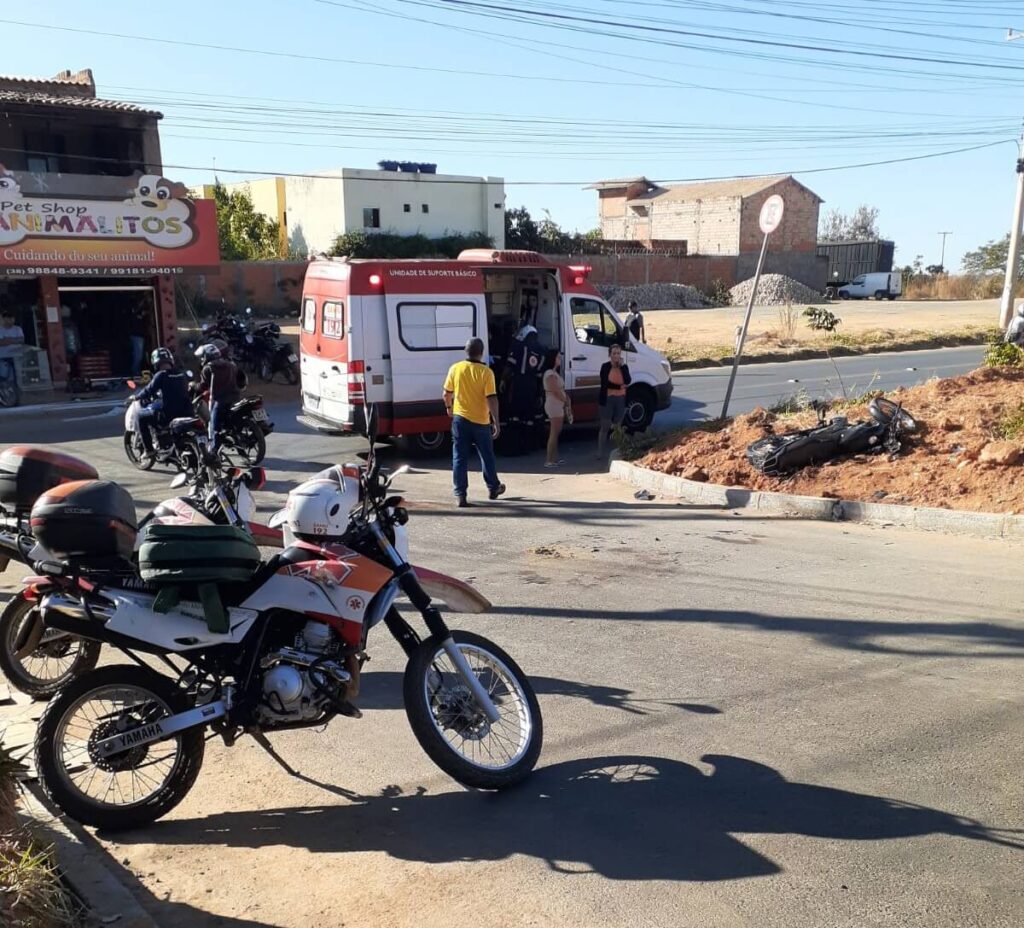 Acidente entre moto e ônibus deixa jovem ferido