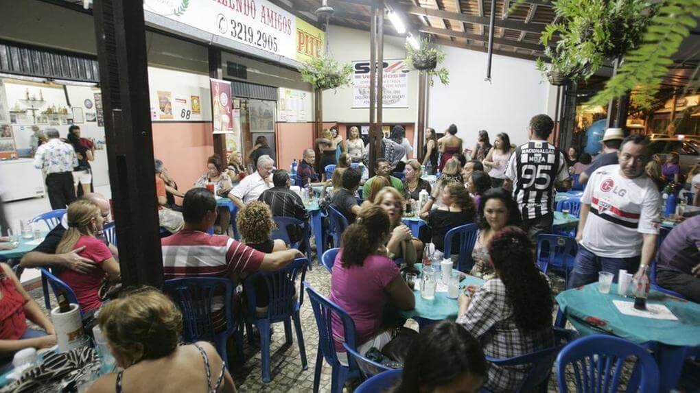 Bares e restaurantes seguram preços para não perder clientes