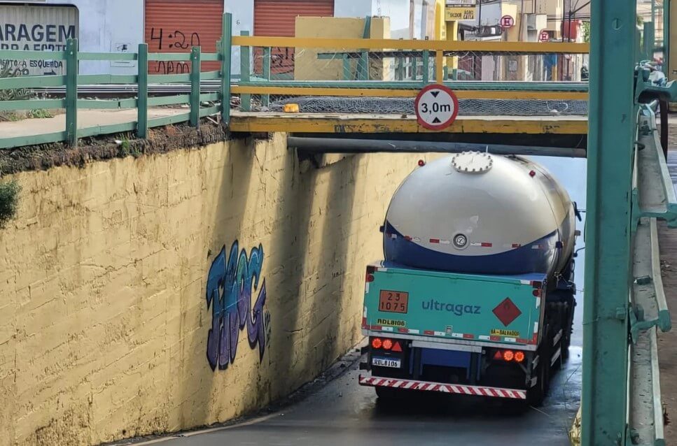 Bombeiros contêm vazamento de gás após acidente em viaduto