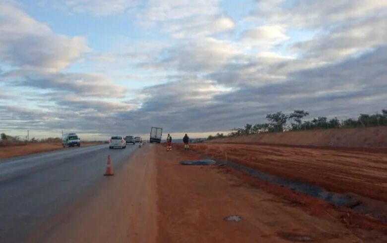 Mulher morre atropelada por caminhão na BR-135