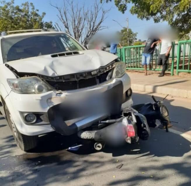 Acidente entre caminhonete e moto deixa 2 pessoas feridas