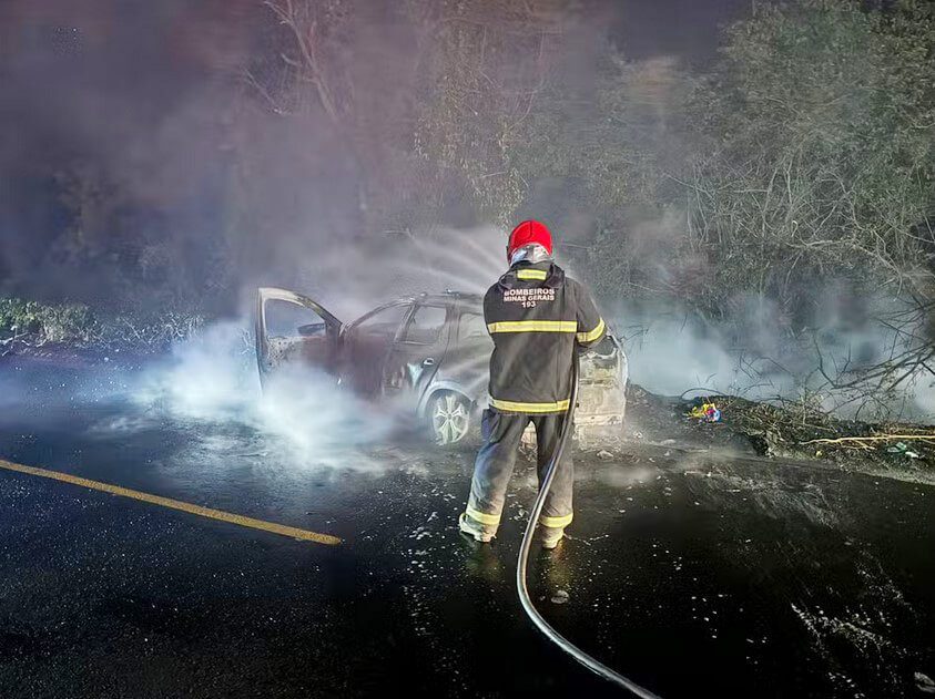 Carro fica destruído após bater na traseira de caminhão na MGC–122