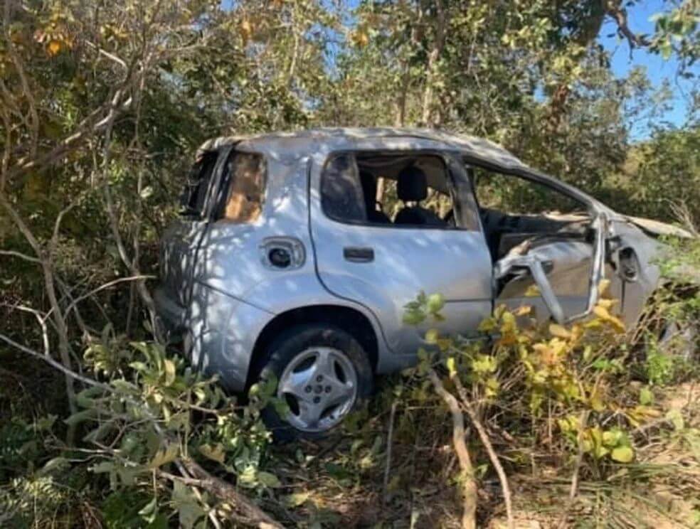Criança de um ano morre em capotamento de carro