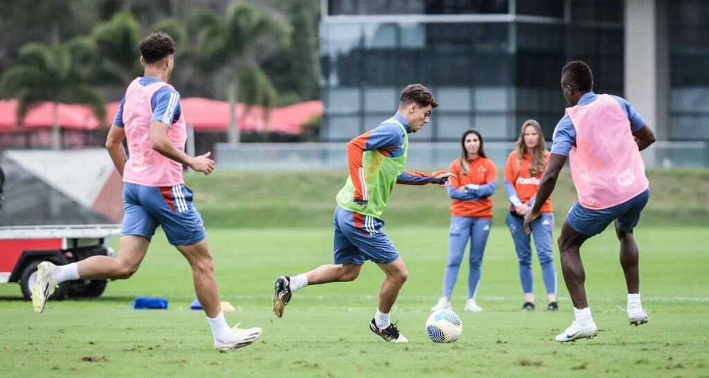 Treino da Raposa no Rio tem retorno de atacante