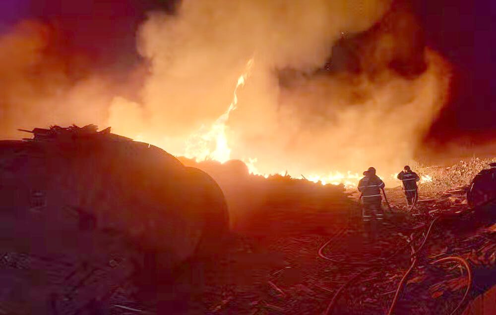 Incêndio atinge área externa de serralheria e caixotaria