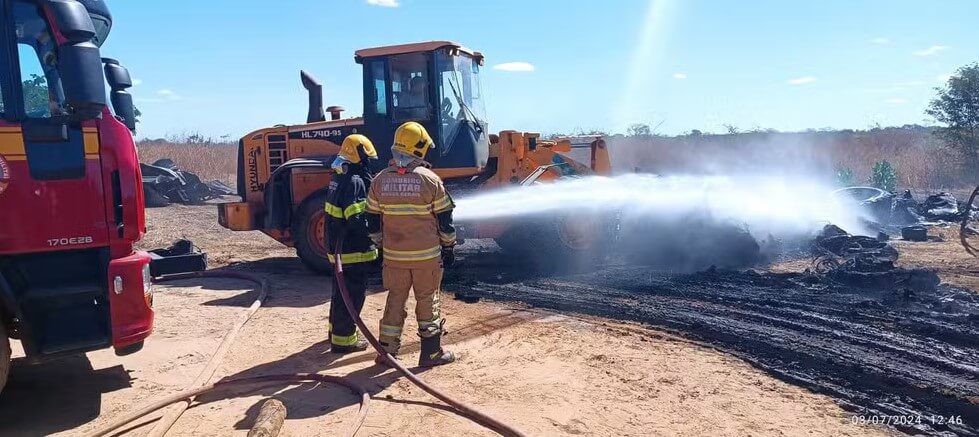 Incêndio causa estragos em depósito de pneus em Jaíba