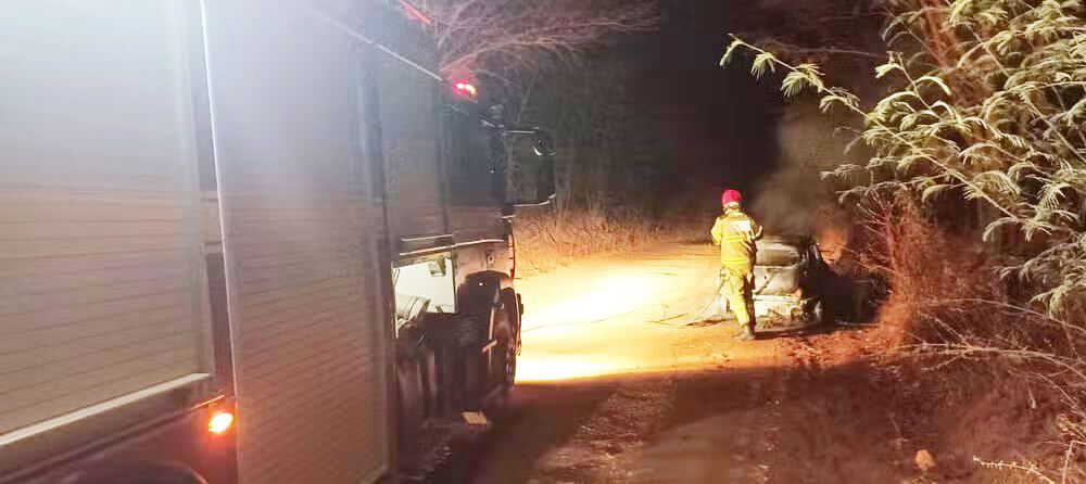 Veículo de empresa pega fogo com vigia a caminho do trabalho