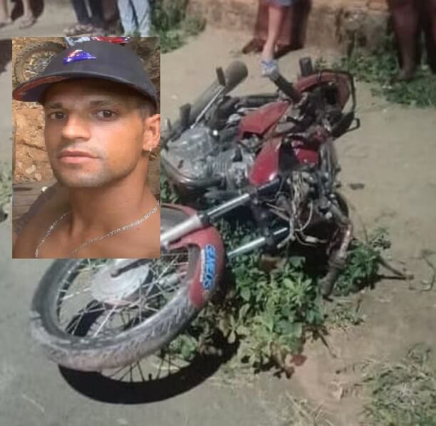 Motoqueiro morre ao bater em poste de iluminação pública