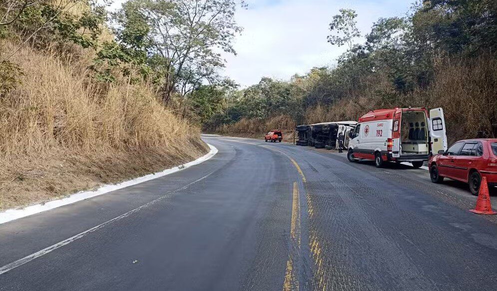 Motorista socorrido de helicóptero após acidente