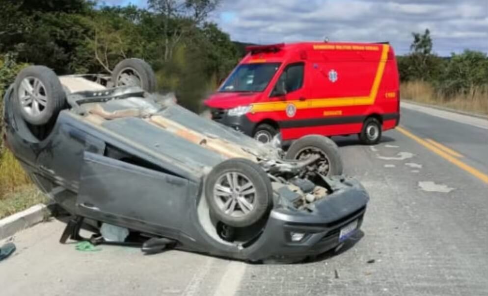 Casal e filhas ficam feridos em capotamento de carro na BR-251