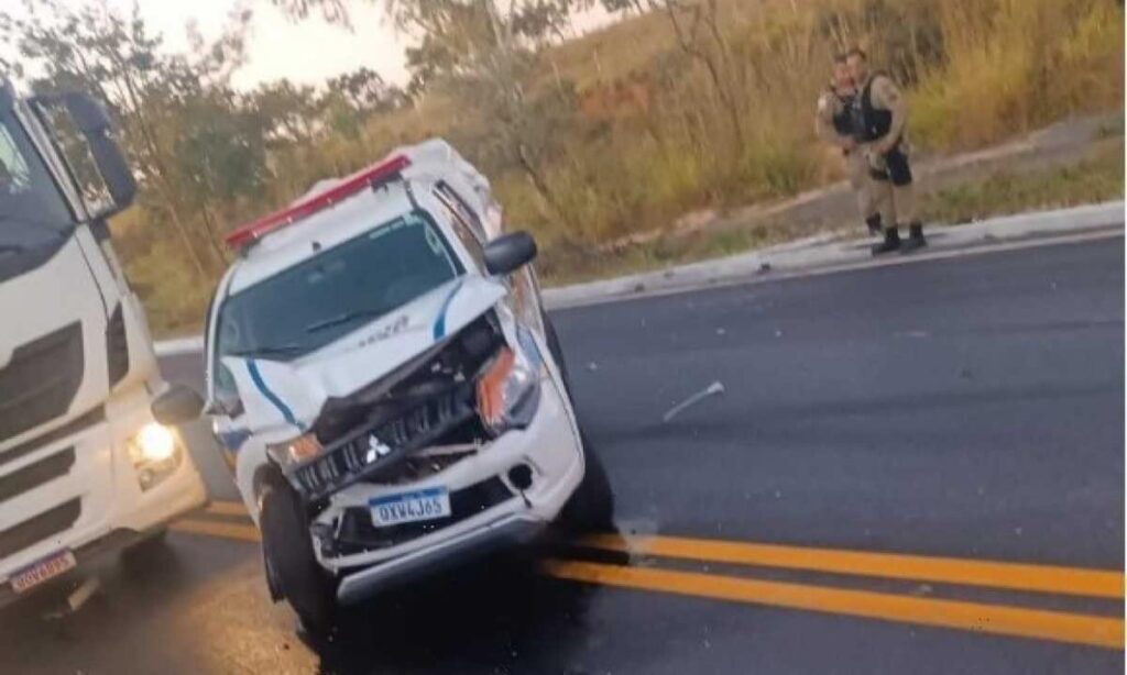 Motorista de caminhão furtado bate em viatura durante fuga