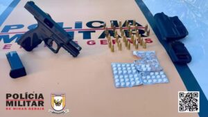 Motorista preso com pistola e 49 comprimidos de “rebite”