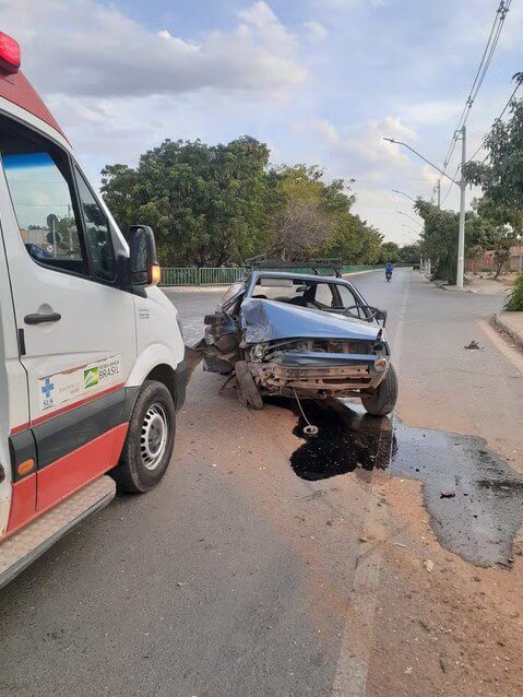 Motorista bate em árvore e poste ao desviar de cachorro