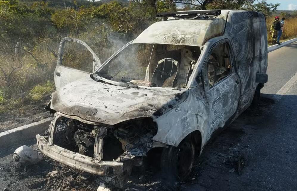 Incêndio destrói ambulância que transportava 4 pessoas