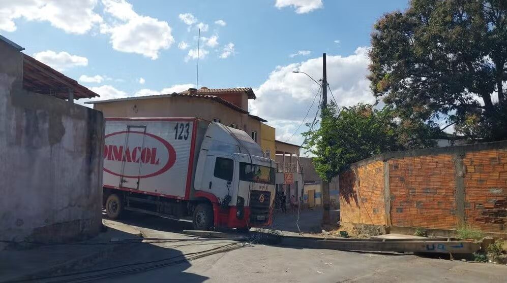 Poste cai sobre caminhão e motorista fica preso por 2hs