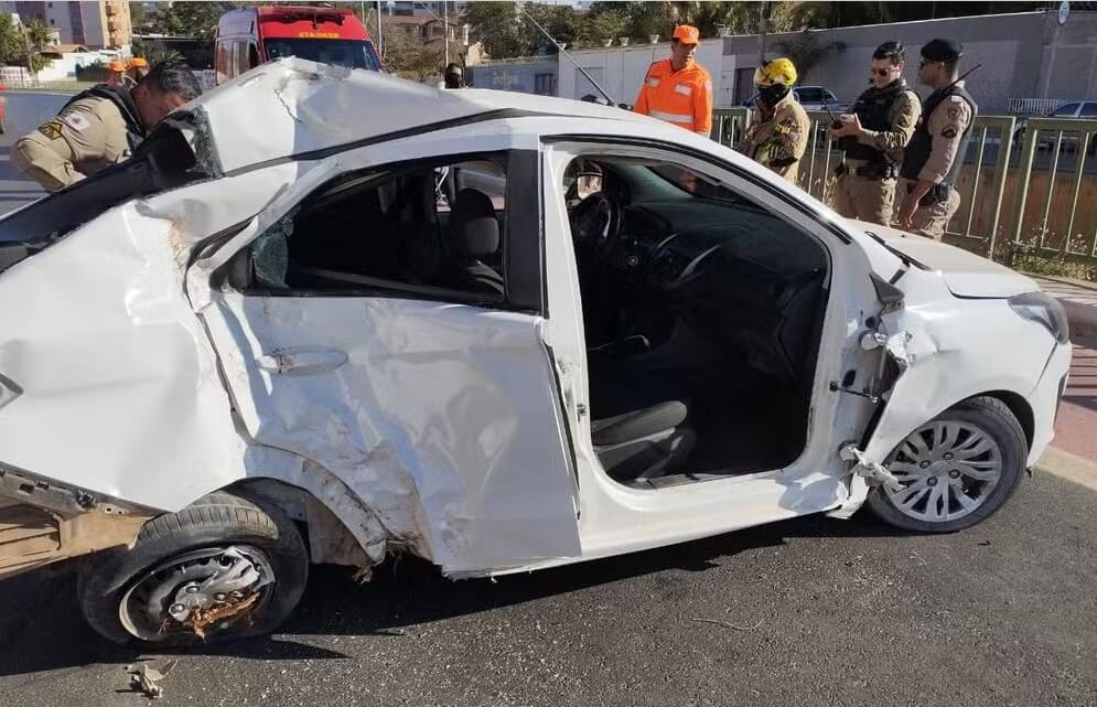 Carro bate em árvore e motorista é arremessado