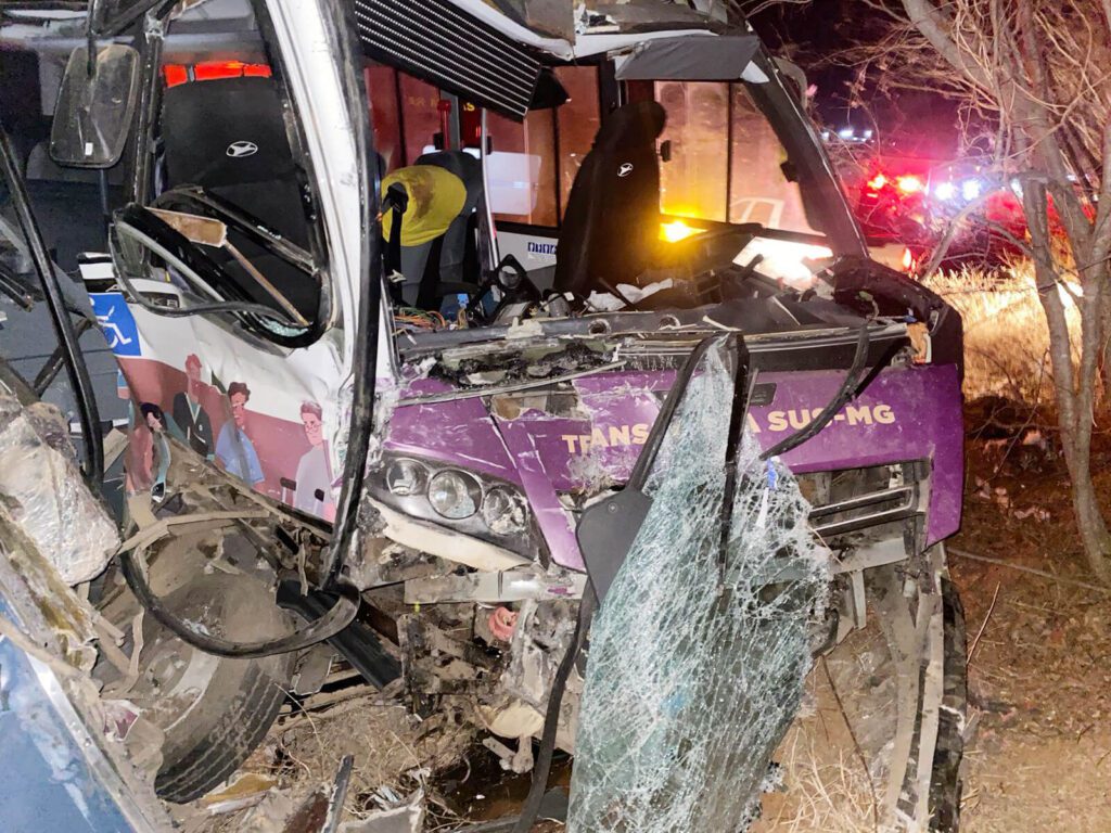 Acidente entre dois ônibus deixa sete pessoas feridas