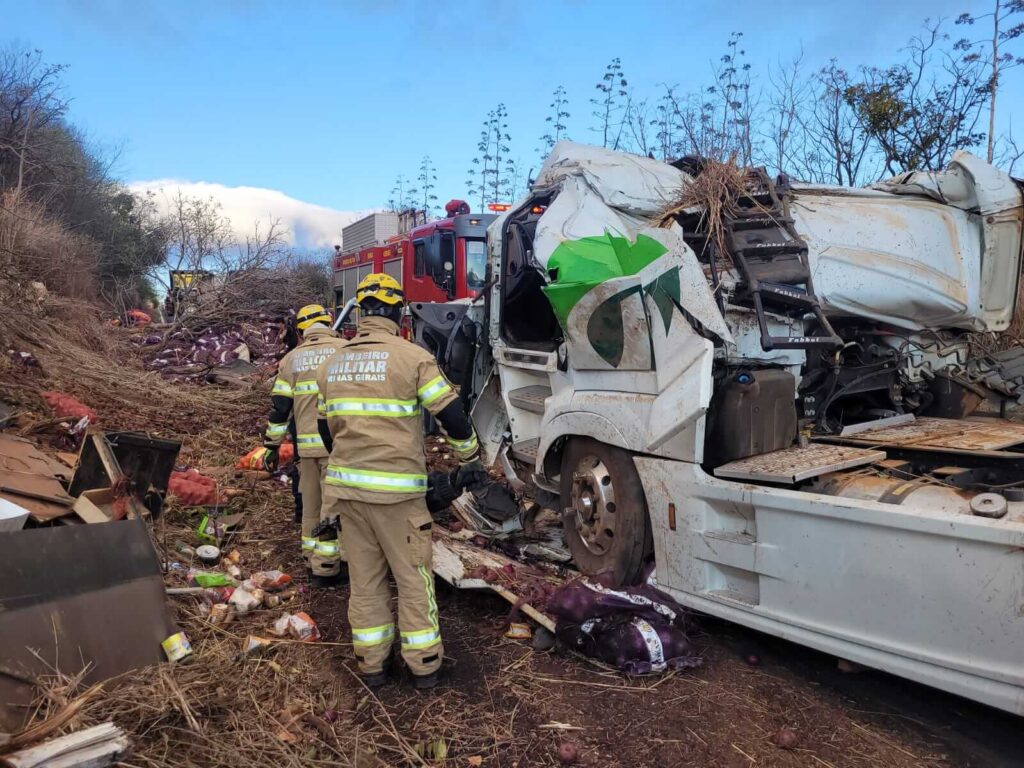 Carreta capota e provoca morte de motorista na 251