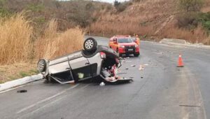 Semi-reboque de caminhão atinge carro e mata motorista