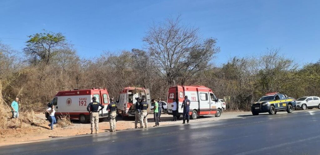 Seis pessoas ficam feridas em colisão entre carros na BR-251