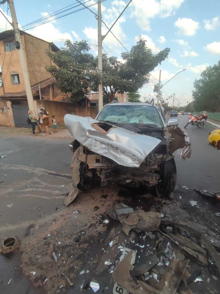 Batida entre caminhonete e ônibus deixa 12 feridos