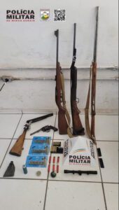 Caseiro preso, cinco armas de fogo e munições apreendidas