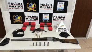 Maconha e armas apreendidas após mulher ameaçada acionar a polícia