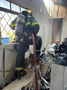 Casa pega fogo e varanda fica destruída em Montes Claros