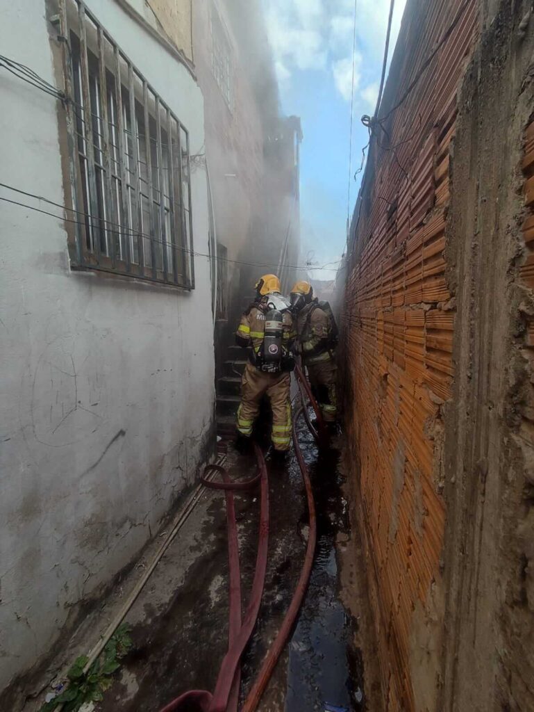 Incêndio consome casa no Maracanã