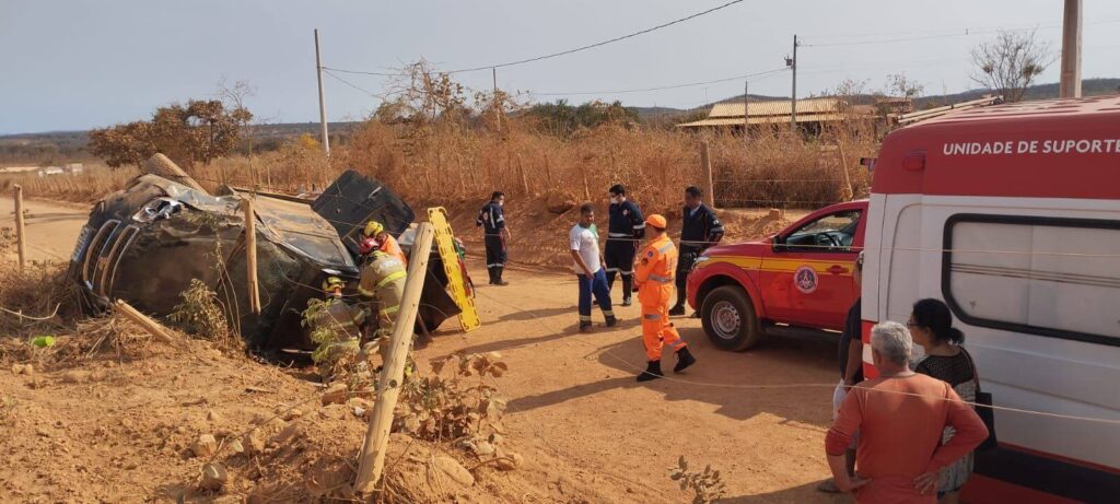 Caminhonete capota e deixa 3 pessoas feridas