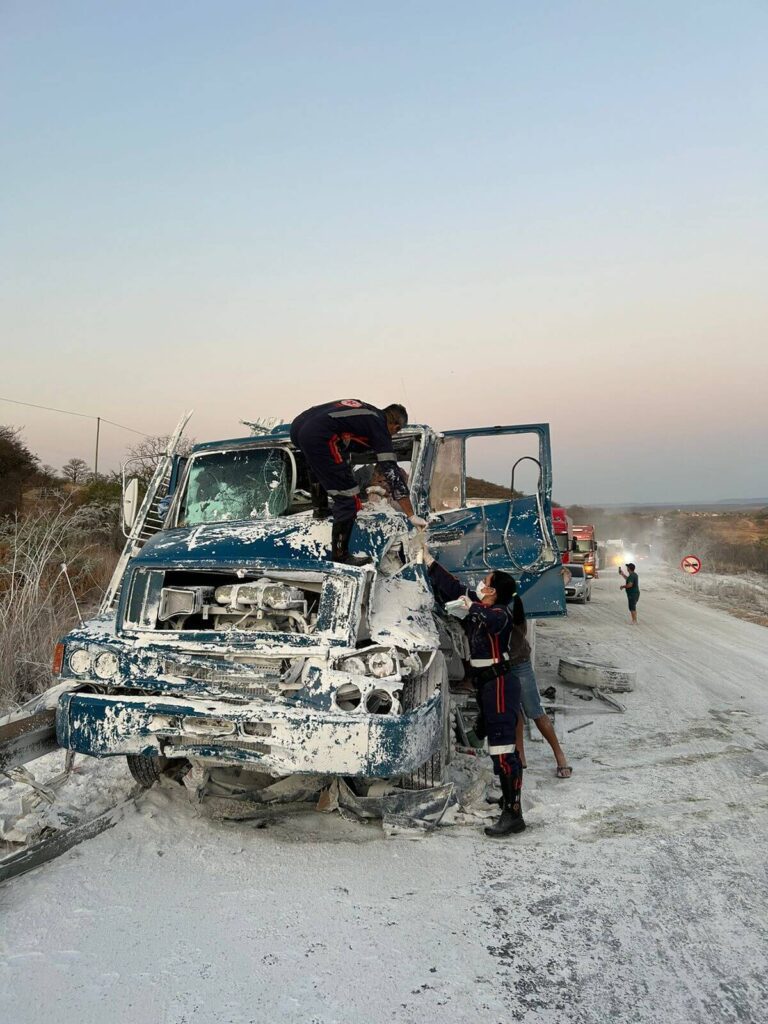 Motorista fica preso às ferragens após colisão entre três caminhões