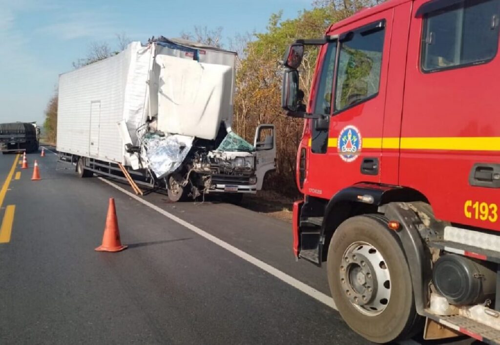 Colisão entre caminhão e carreta deixa morto e feridos na BR-135