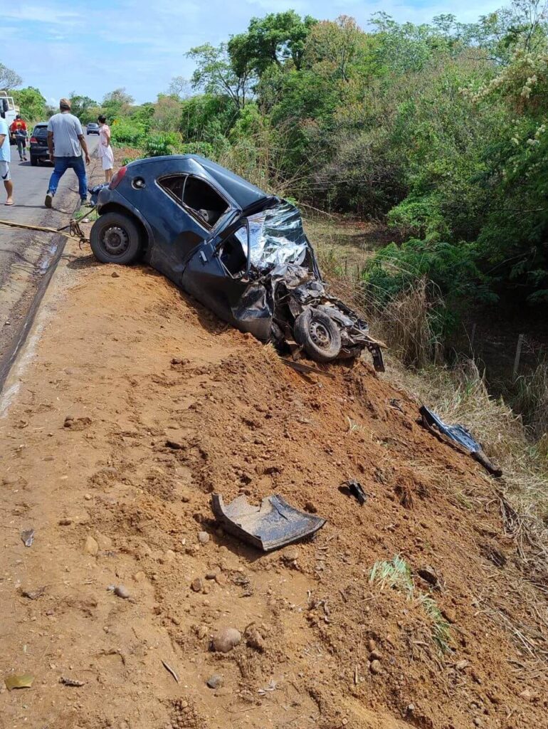 Colisão entre carro e caminhão mata casal e 2 filhos na MG-674