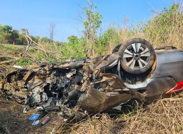 Mulher morre e três pessoas ficam feridas em capotamento na BR-135