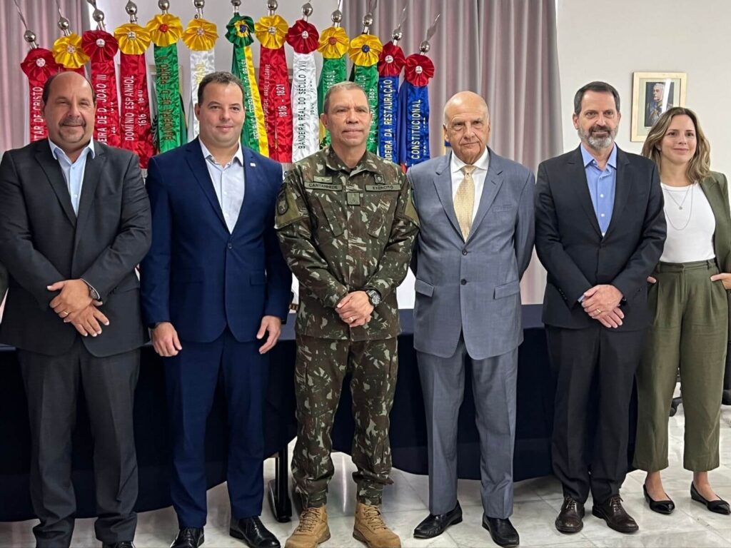 Arlen e Guilherme participam de assinatura de acordo na Capital