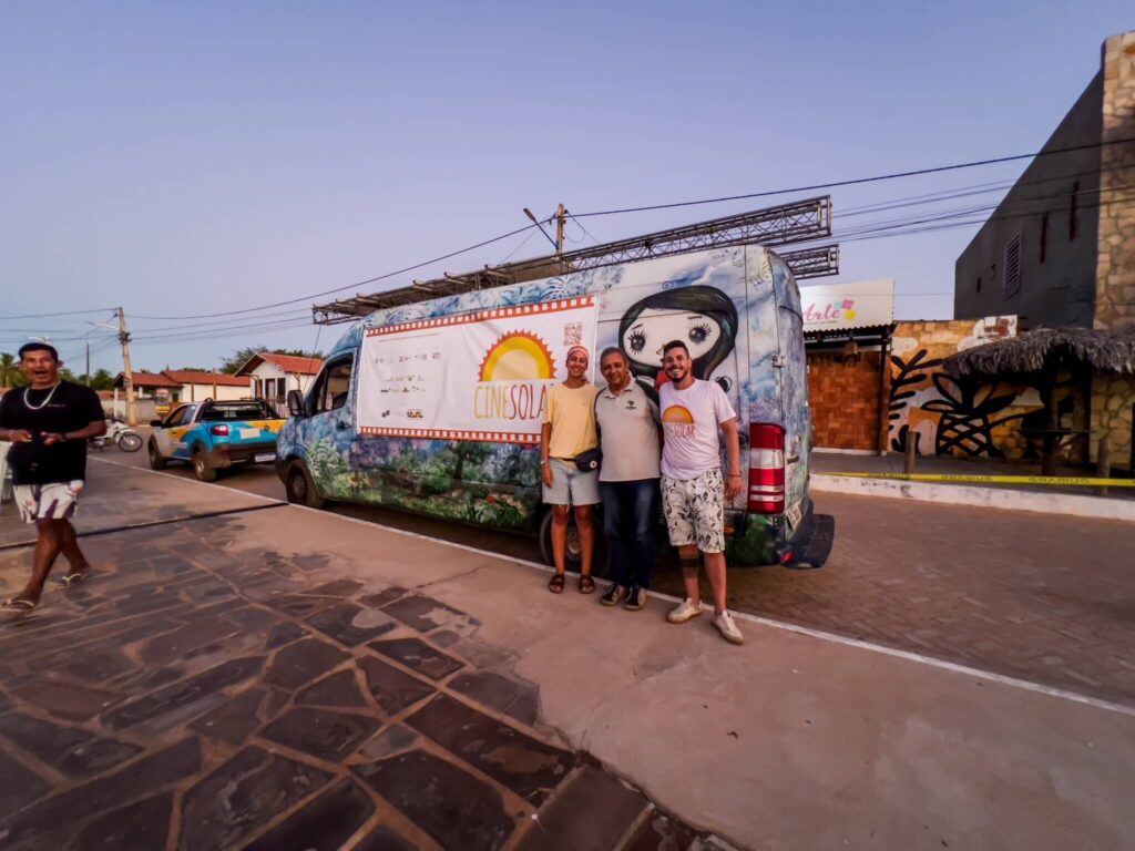 Furgão movido a energia solar oferece cinema de graça em Janaúba