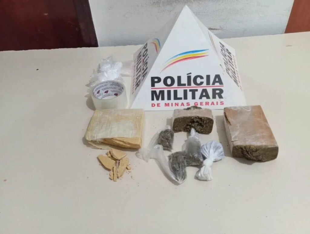 Mãe presa com drogas dentro da mochila do filho