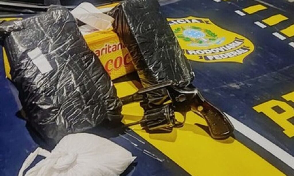 Passageiro de ônibus é preso com 'paçoca de crack' e revólver