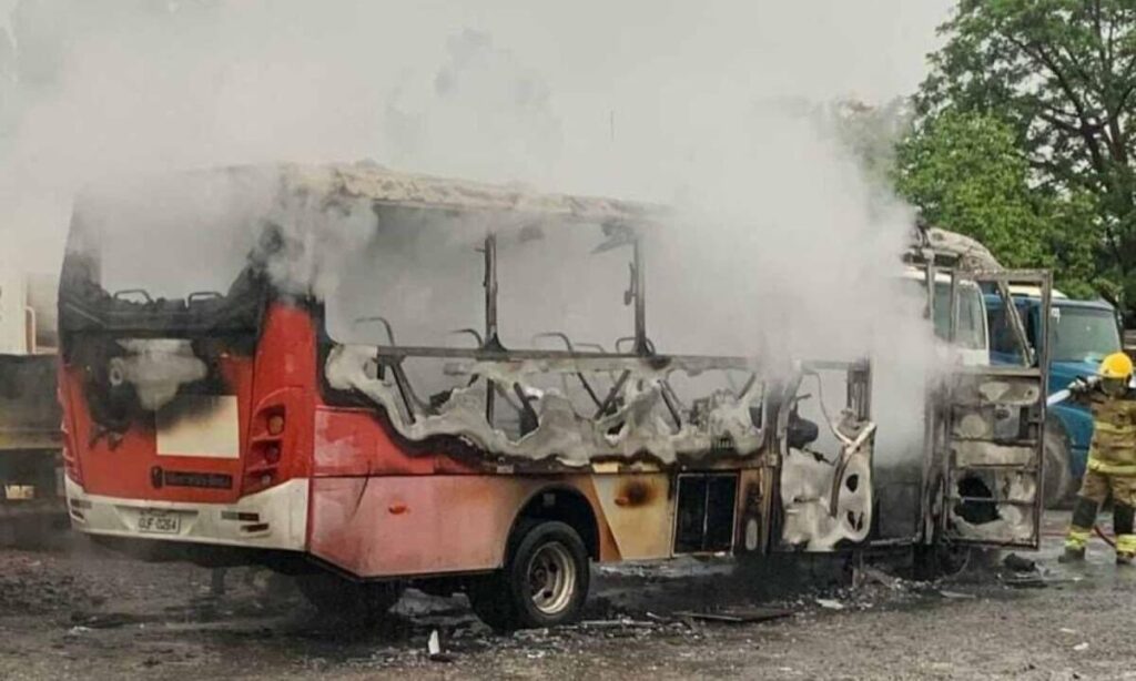 Incêndio atinge caminhões e ônibus no Jardim Palmeiras