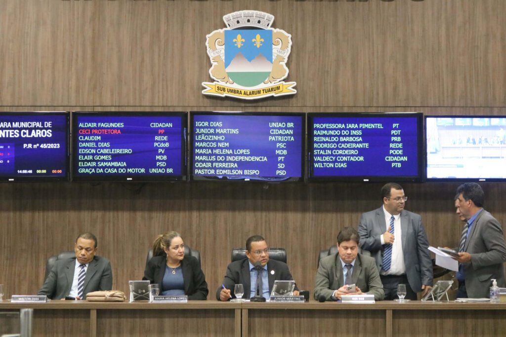 Câmara aprova projeto que corta salários